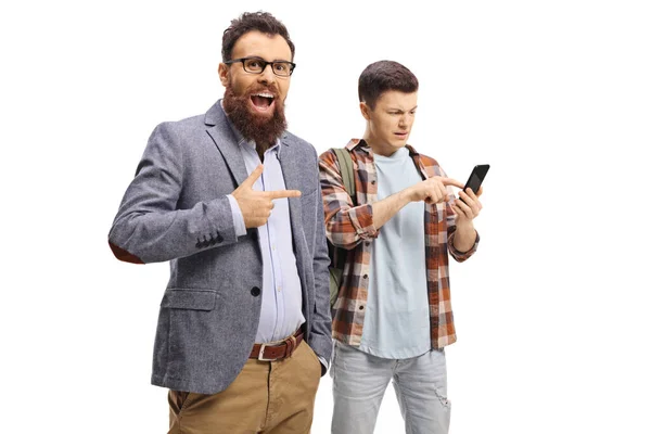 Hombre Barbudo Riendo Señalando Adolescente Usando Teléfono Móvil Aislado Sobre — Foto de Stock