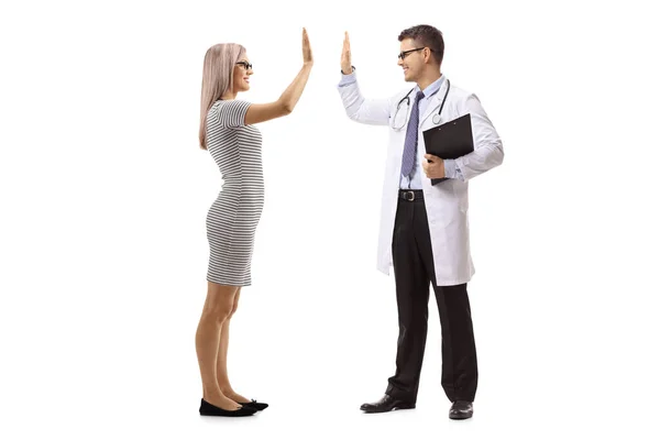 一名女医生和一名男医生拍摄的全长照片 该医生在白色背景上向高五岁的病人作了手势 — 图库照片