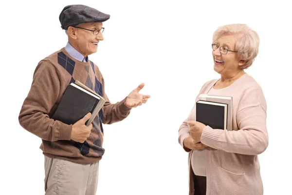 Homem Idoso Segurando Livros Conversando Com Uma Mulher Idosa Isolada — Fotografia de Stock