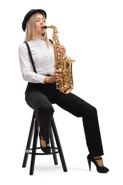 Ung Blond Kvinnlig Konstnär Spelar Saxofon Isolerad Vit Bakgrund — Stockfoto