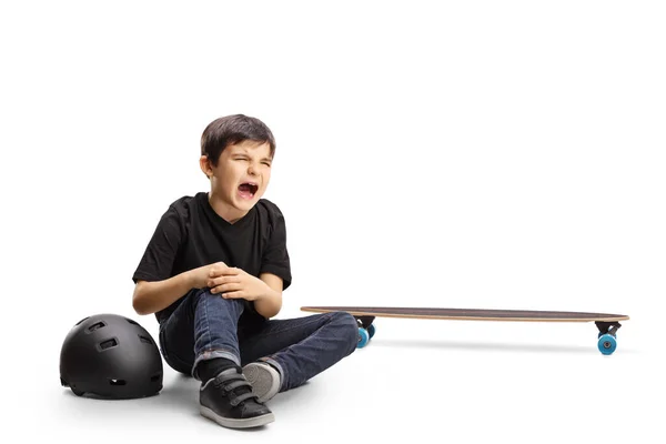 Niño Sentado Suelo Llorando Sosteniendo Rodilla Herido Monopatín Aislado Sobre —  Fotos de Stock