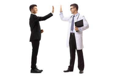 Takım elbiseli bir adam ve beyaz arka planda izole edilmiş beşlik çakan bir doktor.