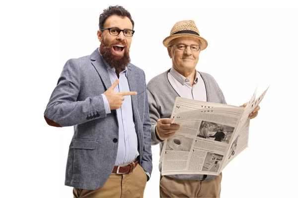 Skäggig Man Skrattar Och Pekar Äldre Man Med Tidning Isolerad — Stockfoto