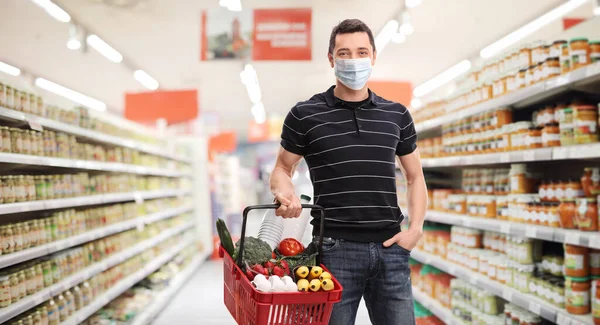 Ung Man Med Medicinsk Mask Och Shoppingkorg Stormarknad — Stockfoto