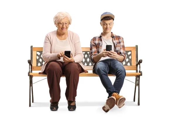 Mulher Idosa Adolescente Sexo Masculino Sentado Banco Usando Telefones Celulares — Fotografia de Stock