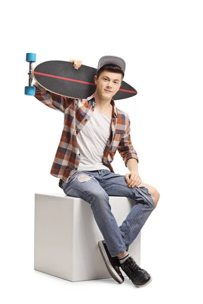 Tiener Jongen Zitten Houden Van Een Longboard Geïsoleerd Witte Achtergrond — Stockfoto