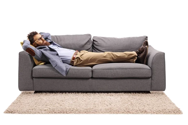 有胡子的男人在工作后躺在沙发上 孤零零地躺在白色的背景下 — 图库照片