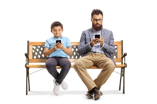 Pai Filho Sentados Banco Digitando Telefones Celulares Isolados Fundo Branco — Fotografia de Stock