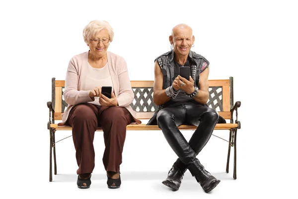 Femme Âgée Punk Assis Sur Banc Utilisant Des Téléphones Mobiles — Photo