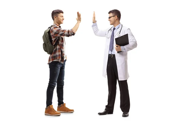 Colpo Completo Uno Studente Maschio Medico Maschio Gesticolando Cinque Isolato — Foto Stock