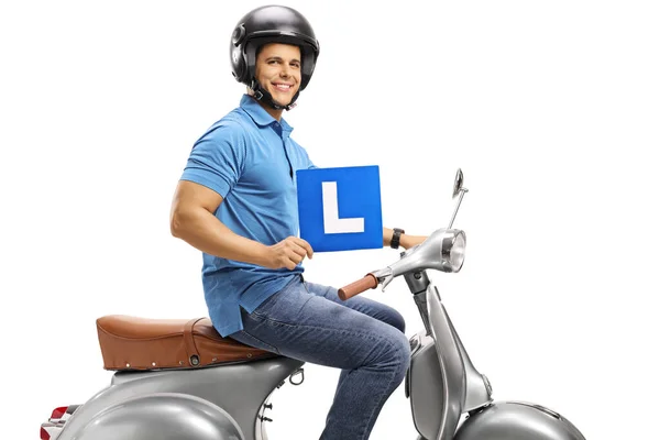 Jovem Uma Scooter Vintage Prata Vestindo Capacete Segurando Uma Placa — Fotografia de Stock