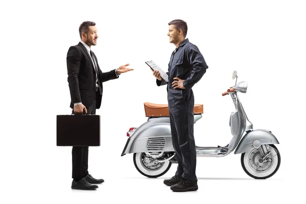 Plan Complet Mécanicien Moto Parlant Homme Affaires Avec Scooter Isolé — Photo