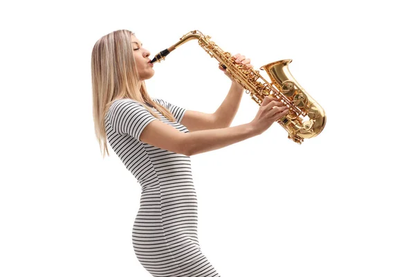 Profil Ujęcia Blondynki Grającej Saksofonie Białym Tle — Zdjęcie stockowe