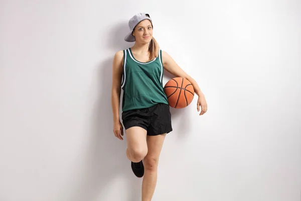 Kvinna Med Basket Lutar Sig Vägg Isolerad Vit Bakgrund — Stockfoto