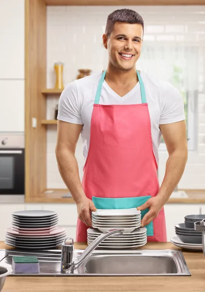 Jovem Vestindo Avental Lavando Pratos Uma Cozinha — Fotografia de Stock