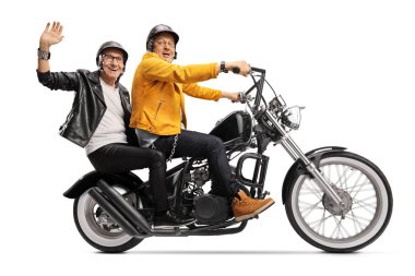 Deri ceketli ve motosikletli iki yaşlı adam beyaz arka planda izole edilmiş.
