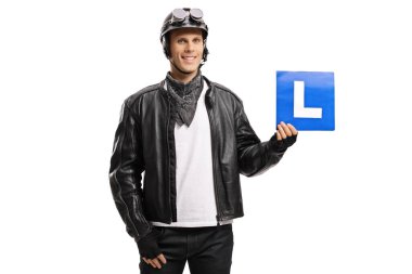 Beyaz arka planda izole edilmiş öğrenme levhası tutan genç bir motorcu.