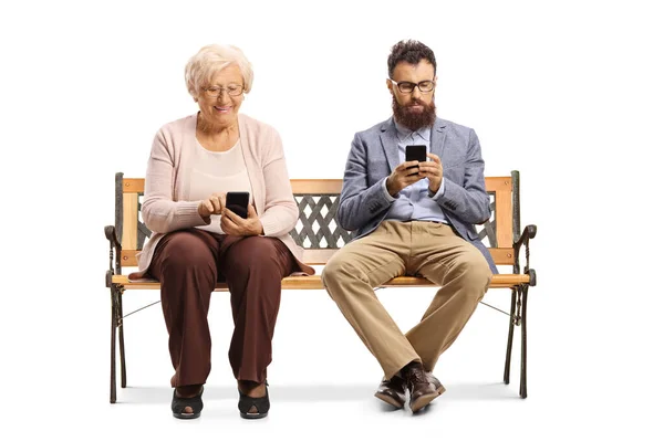 Starsza Kobieta Młody Brodaty Mężczyzna Siedzący Ławce Korzystający Telefonów Komórkowych — Zdjęcie stockowe