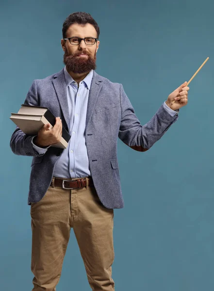 Baard Man Leraar Holding Boeken Een Wijzend Met Een Stok — Stockfoto