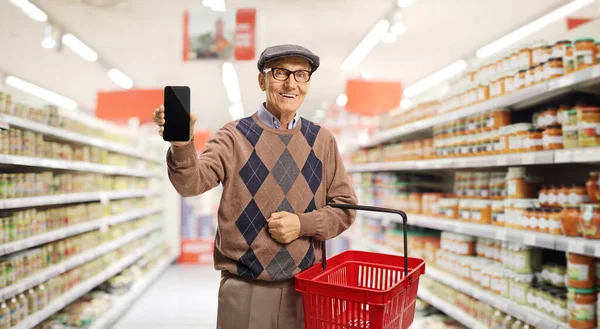 Starší Muž Nákupním Košíkem Uvnitř Supermarketu Ukazující Palce Nahoru — Stock fotografie