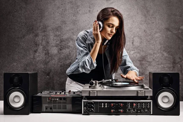 Female Playing Music Turntable Rusty Gray Wall — Stock Photo, Image