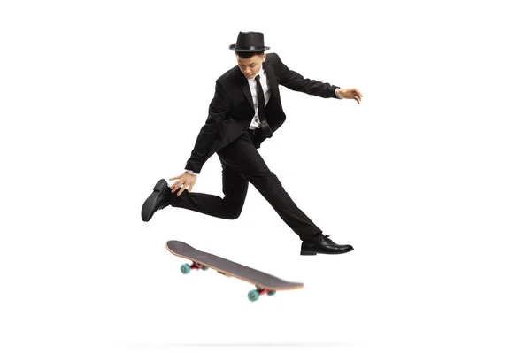 Jovem Terno Elegante Pulando Com Skate Isolado Fundo Branco — Fotografia de Stock
