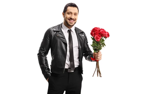 Beau Homme Dans Une Veste Cuir Tenant Bouquet Roses Isolées — Photo