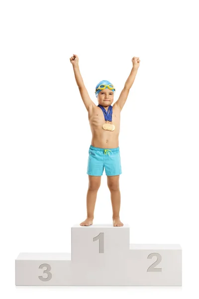 白い背景に隔離された勝者の台座の上に若い男の子水泳チャンピオン — ストック写真