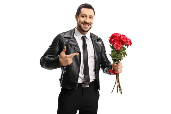 Bel Homme Dans Une Veste Cuir Tenant Bouquet Roses Pointant — Photo