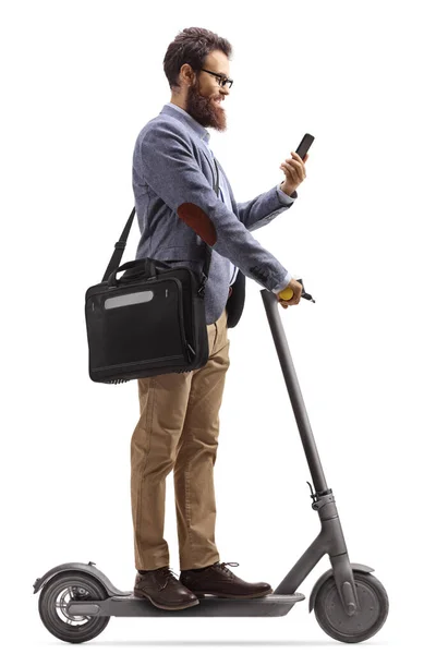 Uomo Sella Uno Scooter Elettrico Guardando Suo Telefono Cellulare Isolato — Foto Stock
