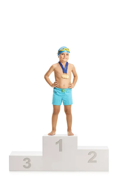 Kinderzwemmer Kampioen Een Winnaarsplatform Met Gouden Medailles Geïsoleerd Witte Achtergrond — Stockfoto