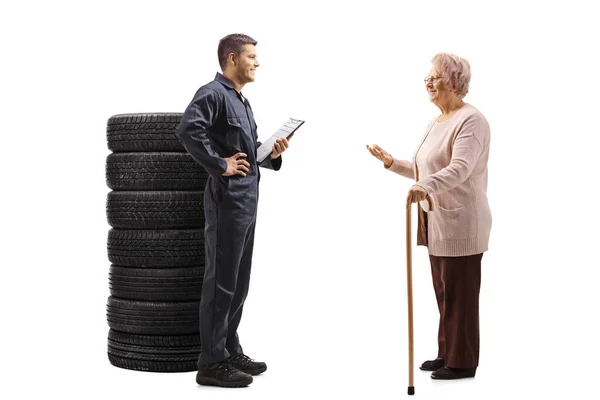 Imagen Perfil Completo Una Anciana Hablando Con Mecánico Automóviles Aislado — Foto de Stock