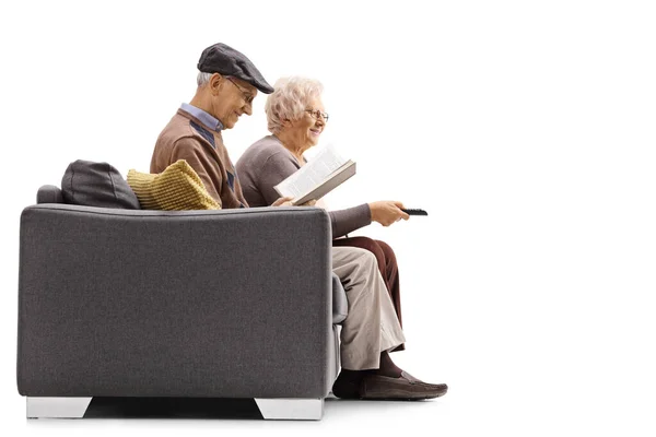 Profile Shot Elderly Man Reading Book Elderly Woman Watching Sitting — Stock Photo, Image