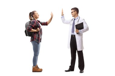Beyaz arka planda erkek bir doktorla el kol hareketi yapan bir kız öğrencinin tam boy profil fotoğrafı.