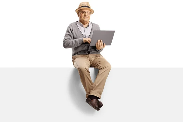 Oudere Man Zit Een Leeg Paneel Met Een Laptop Computer — Stockfoto