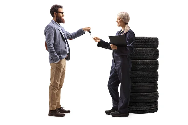 Volledige Lengte Profiel Shot Van Een Klant Overhandigen Autosleutels Aan — Stockfoto