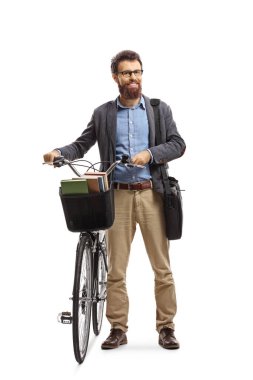 Bisikletli sakallı adam beyaz arka planda izole edilmiş kameraya gülümsüyor.