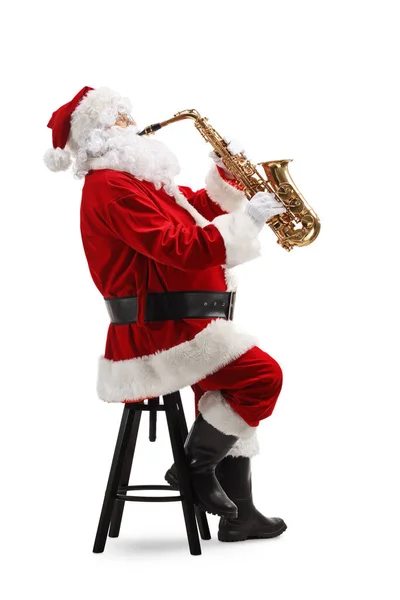 Full Length Shot Santa Claus Siedzi Gra Saksofonie Izolowane Białym — Zdjęcie stockowe
