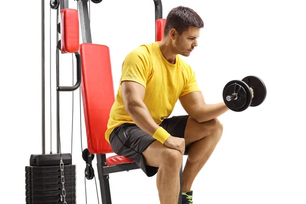 Jongeman Zittend Een Fitnesstoestel Aan Het Trainen Met Een Halter — Stockfoto