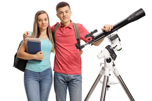 Mannelijke Vrouwelijke Studenten Poseren Met Een Telescoop Geïsoleerd Witte Achtergrond — Stockfoto