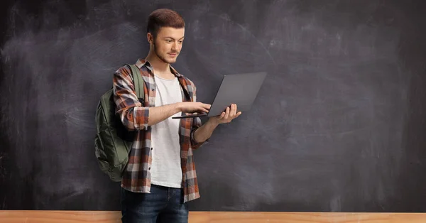 Estudante Sexo Masculino Com Laptop Frente Quadro Negro Escola — Fotografia de Stock