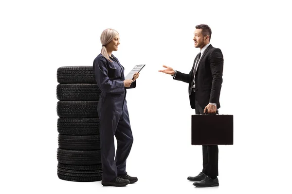 Vollständige Profilaufnahme Einer Automechanikerin Gespräch Mit Einem Geschäftsmann Isoliert Auf — Stockfoto