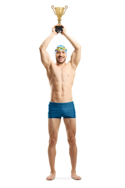 Ganzes Porträt Eines Athletischen Männlichen Schwimmers Der Einen Goldenen Pokal — Stockfoto