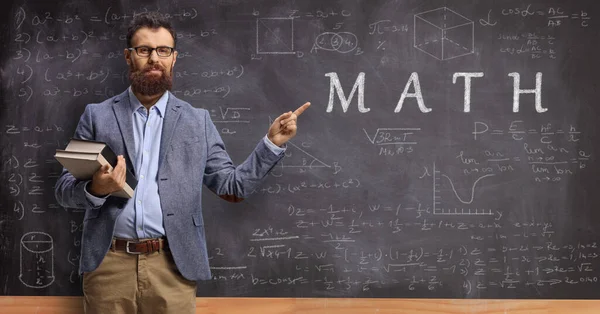 Insegnante Matematica Che Tiene Libri Indica Una Lavagna Con Formule — Foto Stock
