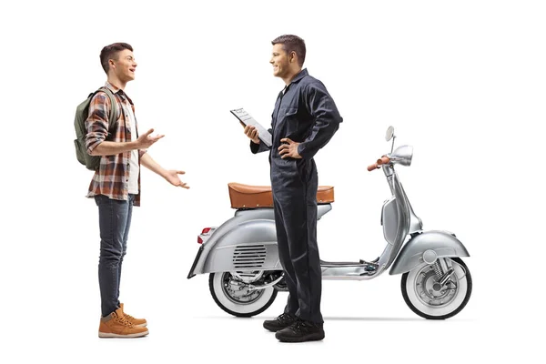 白地に隔離された会話を持つスクーターを持つ男とバイクの整備士の完全な長さのプロフィールショット — ストック写真