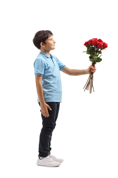 Foto Perfil Completo Niño Sosteniendo Ramo Rosas Rojas Aisladas Sobre — Foto de Stock