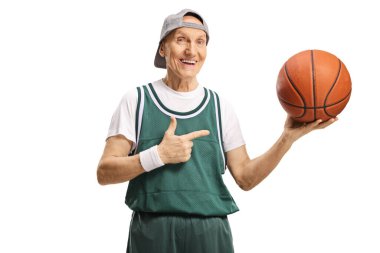 Elinde basketbol topu tutan ve beyaz arka planda izole edilmiş neşeli yaşlı bir adam.