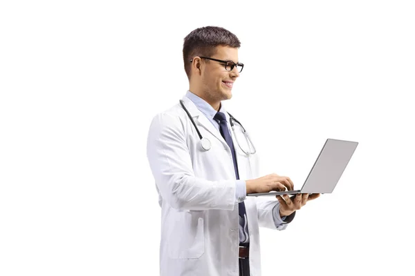 Mężczyzna Lekarz Stojąc Pisząc Laptop Komputer Odizolowany Biały Tło — Zdjęcie stockowe
