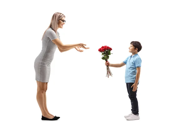 一个男孩送给一个年轻女子一束红玫瑰的全景照片 她被白色背景隔离了 — 图库照片