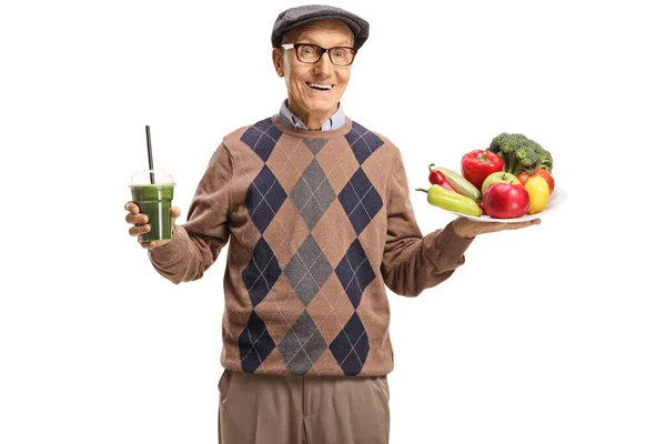 Anciano Sosteniendo Plato Frutas Verduras Frescas Batido Verde Aislado Sobre — Foto de Stock